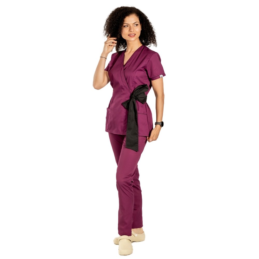 Medicinski kimono barve češnje s črnim robom, vrvico za metuljček in hlačami barve češnje
