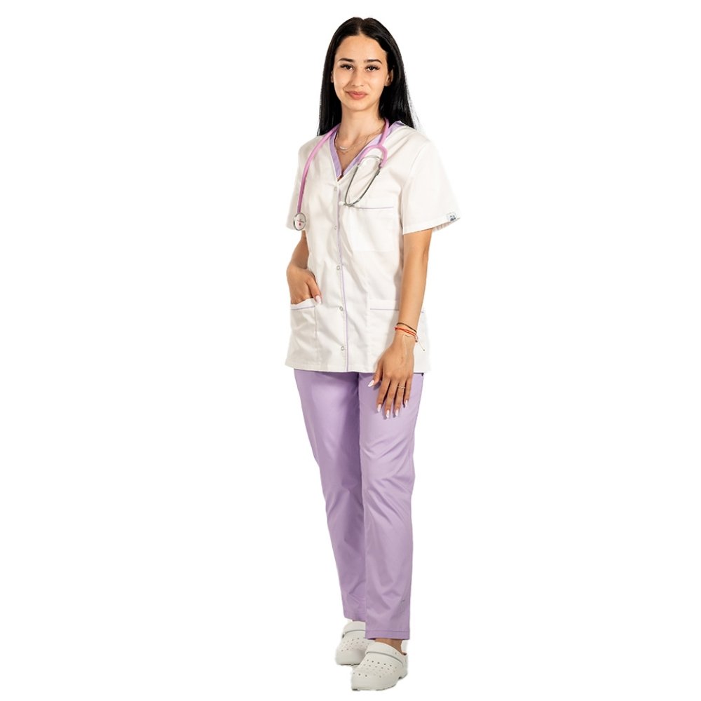Medicinski kombinezon z elastanom, sestavljen iz bele bluze z lila robom in lila hlač z elastiko