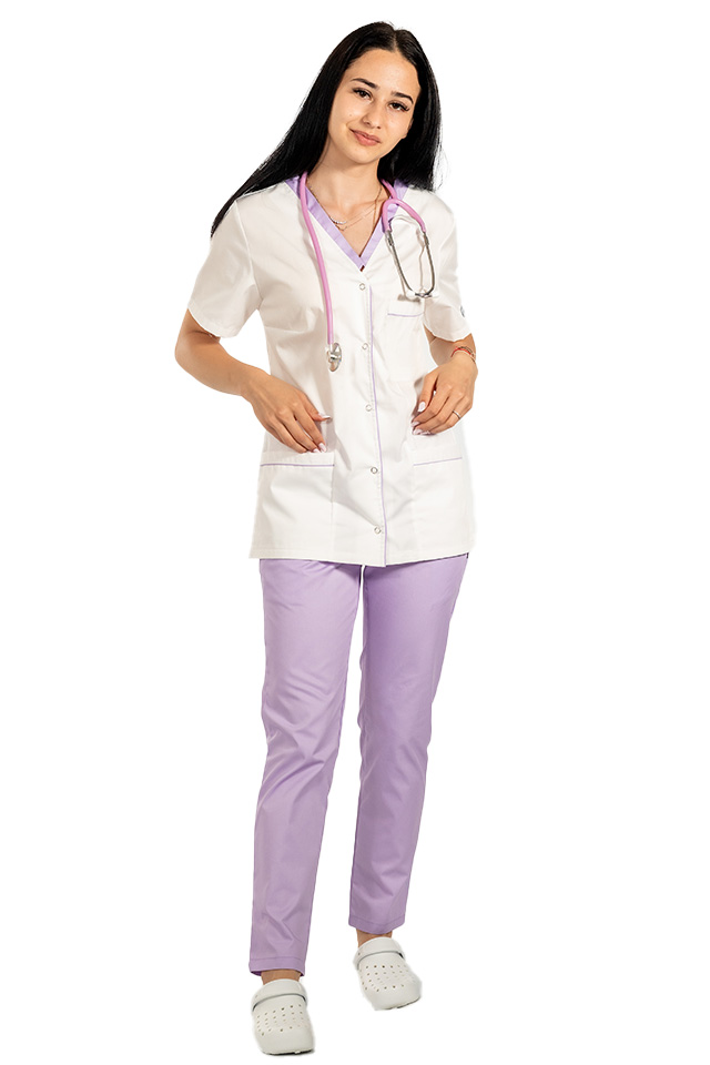 Medicinski kombinezon z elastanom, sestavljen iz bele bluze z lila robom in lila hlač z elastiko