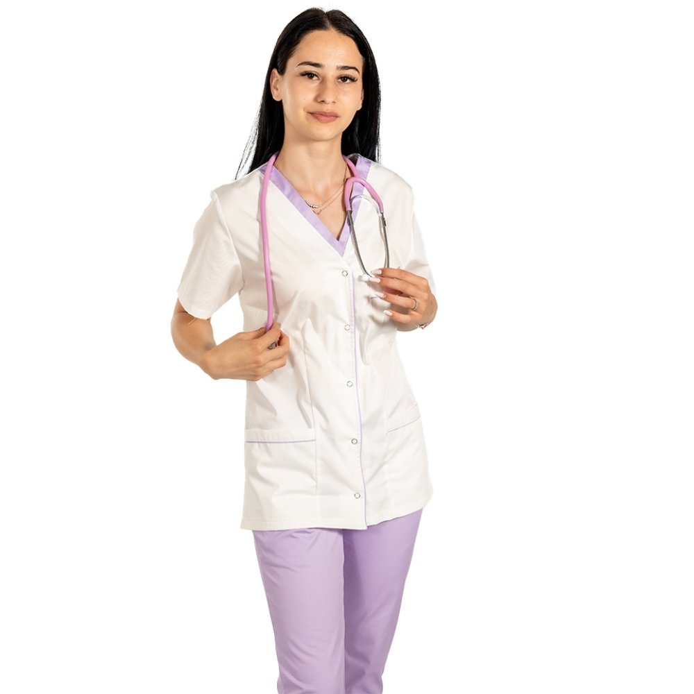 Medicinski kombinezon z elastanom, sestavljen iz bele bluze z lila robom in lila hlač z elastiko Medicinski kombinezon z elastanom, sestavljen iz bele bluze z lila robom in lila hlač z elastiko