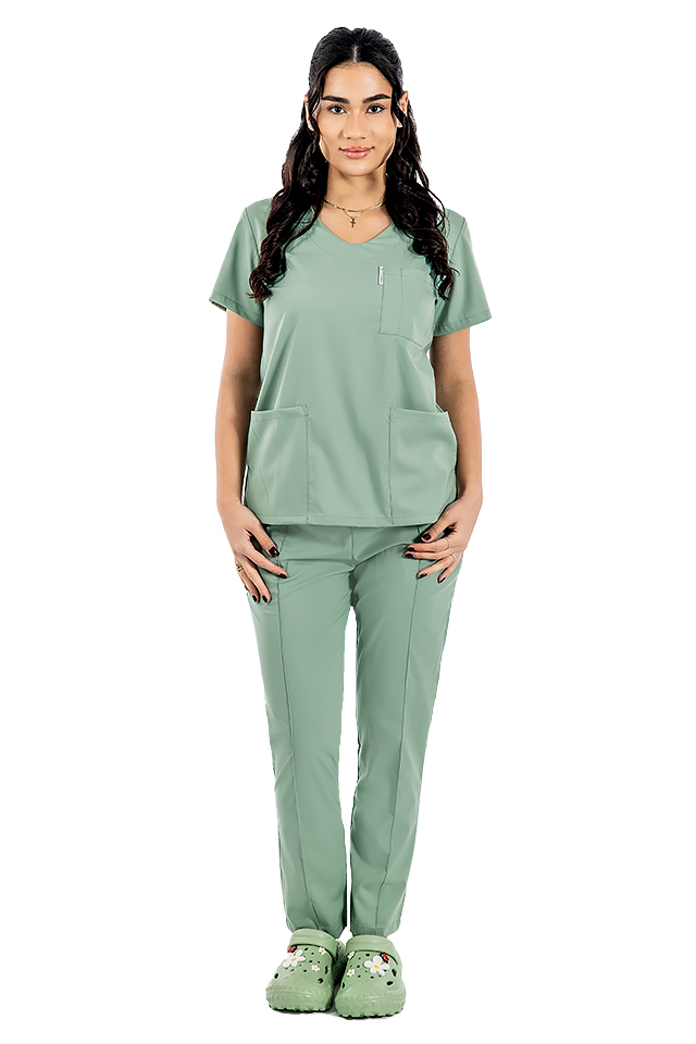 Olivno raztegljiva medicinska obleka z bluzo z V-izrezom in zategovalno vrvico ter elastičnimi hlačami