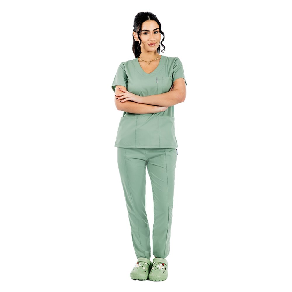 Olivno raztegljiva medicinska obleka z bluzo z V-izrezom in zategovalno vrvico ter elastičnimi hlačami