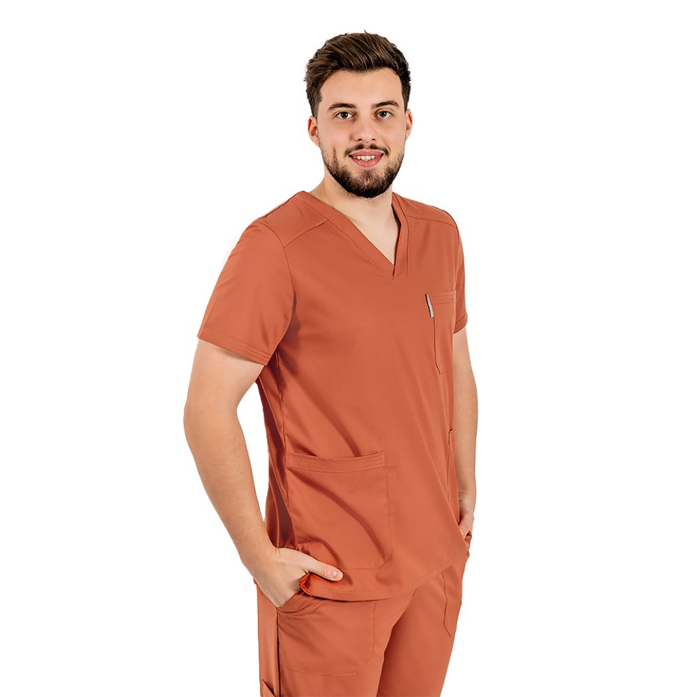 Moška karamelna raztegljiva medicinska obleka z bluzo z V-izrezom in zategovalno vrvico ter elastičnimi hlačami