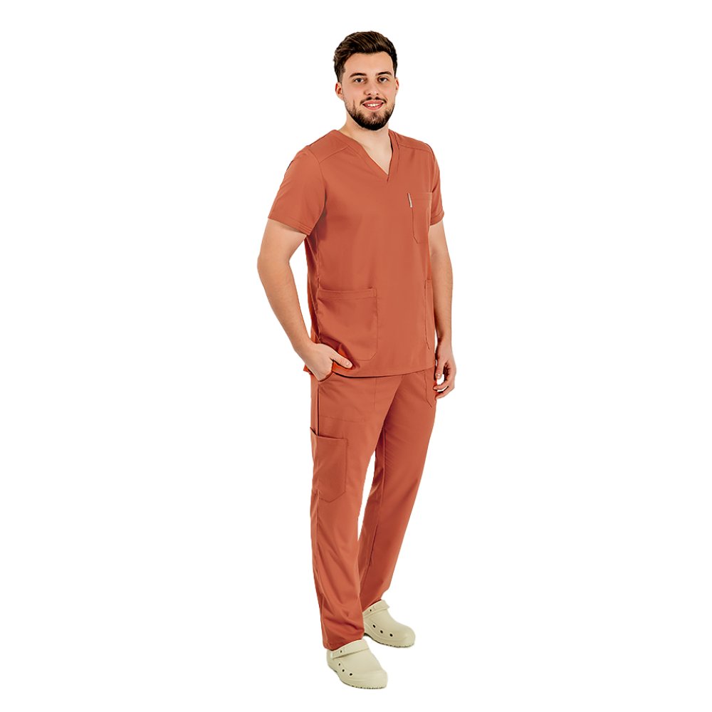 Moška karamelna raztegljiva medicinska obleka z bluzo z V-izrezom in zategovalno vrvico ter elastičnimi hlačami
