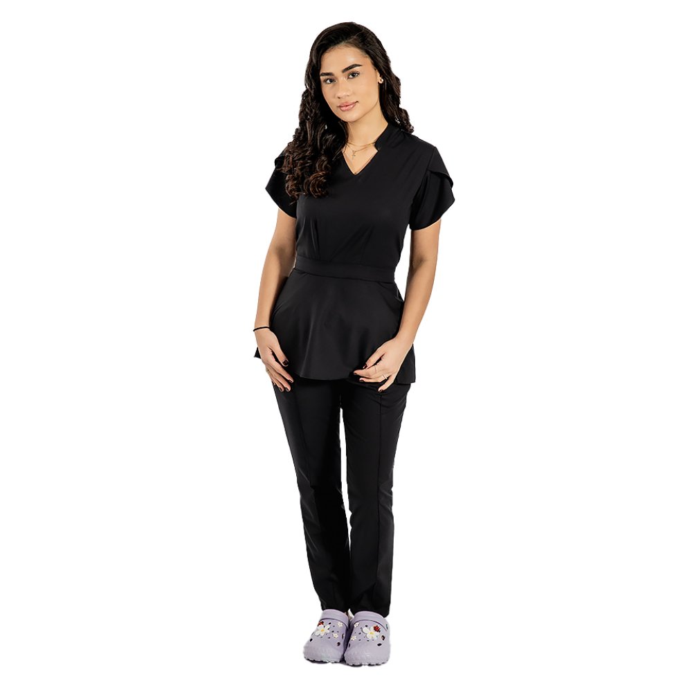 Raztegljiva medicinska obleka Alina, črne barve, bluza z vrvico in hlače z vrvico in elastiko