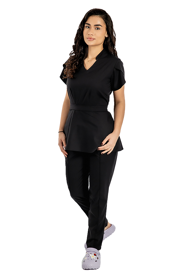 Raztegljiva medicinska obleka Alina, črne barve, bluza z vrvico in hlače z vrvico in elastiko