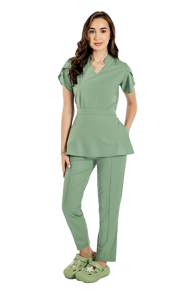 Raztegljiva medicinska obleka Alina, olivne barve, bluza z vrvico in hlače z vrvico in elastiko