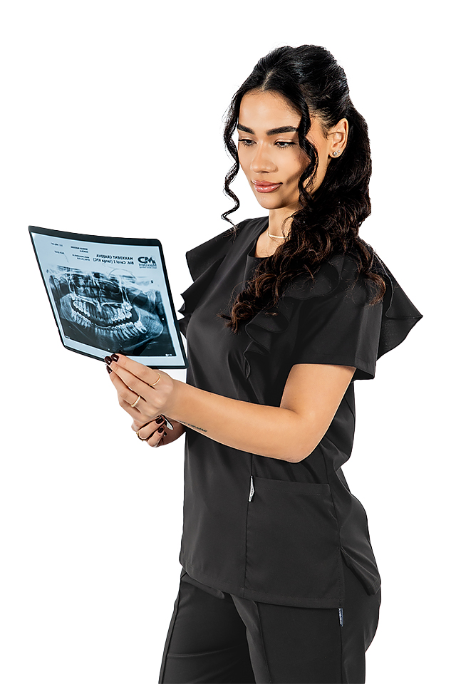 Cristina raztegljiva medicinska obleka, črne barve, bluza z volančki in hlače z vrvico in elastiko