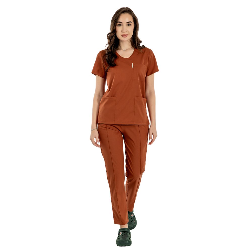 Karamelna raztegljiva medicinska obleka z bluzo z V-izrezom in zategovalno vrvico ter elastičnimi hlačami