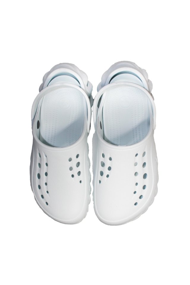 Profesionalni medicinski cokle, bele barve, iz pene EVA, tip Crocs - moški model, z našitimi detajli