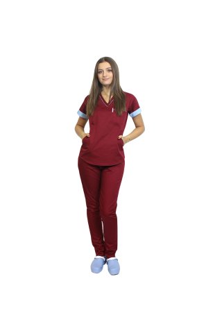 Medicinska obleka, sestavljena iz rjave bluze z modrim paspolom in hlač, model Amani