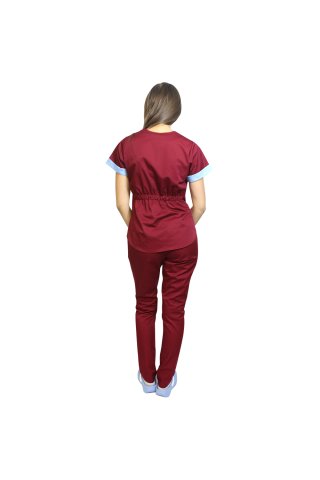 Medicinska obleka, sestavljena iz rjave bluze z modrim paspolom in hlač, model Amani
