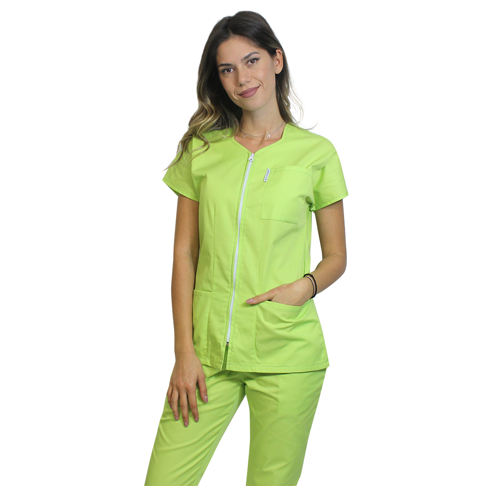 Lime medicinska obleka z ukrivljeno bluzo z zadrgo, tremi naloženimi žepi in elastičnimi hlačami limete barve
