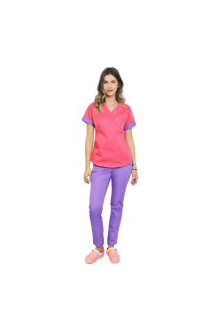 Medicinska obleka iz ciklamne bluze z vijoličnim pasom in hlačami, model Amani