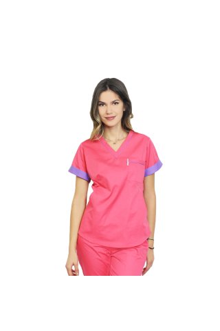 Medicinska obleka iz ciklamne bluze z vijoličnim pasom in hlačami, model Amani