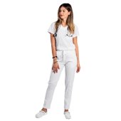 Bel raztegljiv medicinski kombinzon z bluzo z V-izrezom in hlačami z vrvico in elastiko..