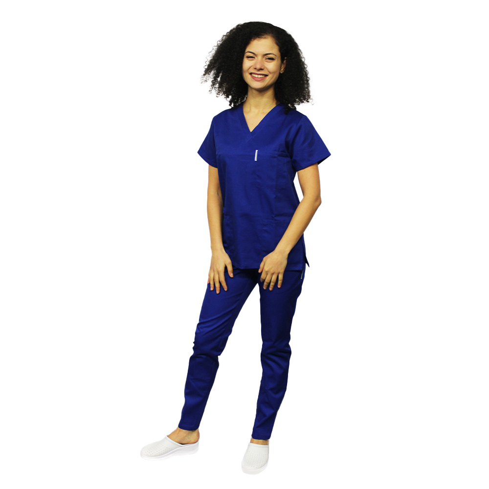 Modra čistilna uniforma, bluza z V-izrezom, tričetrt dolžine v elastičnih hlačah.