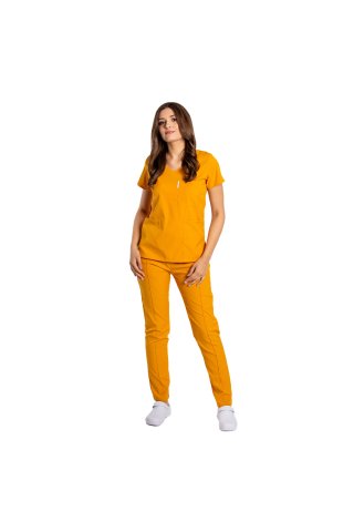 Gorčično rumena raztegljiva medicinska obleka z bluzo z V-izrezom ter z vrvico in elastičnimi hlačami