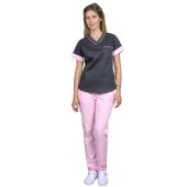 Medicinska obleka, sestavljena iz črne bluze s paspolom in bledo rožnate hlače, model Amani..