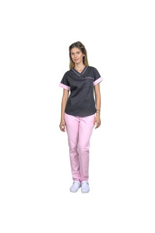 Medicinska obleka, sestavljena iz črne bluze s paspolom in bledo rožnate hlače, model Amani