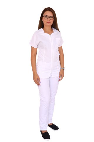 Bela medicinska obleka z ukrivljeno bluzo z zadrgo, tremi naloženimi žepi in belimi hlačami z elastiko