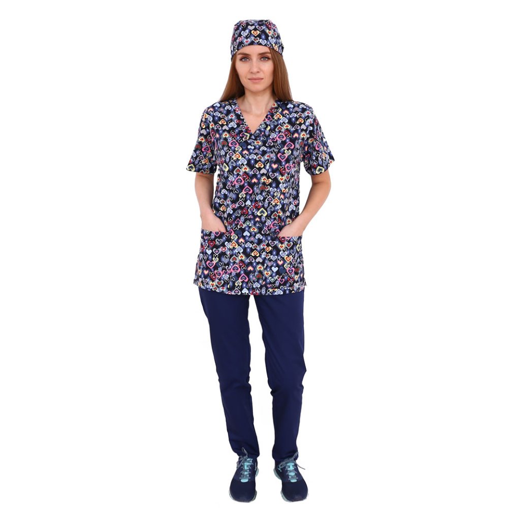 Medicinska obleka Hearts, s tiskano bluzo in mornarsko modre palante z elastiko
