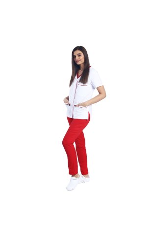 Medicinska obleka, sestavljena iz bele bluze z rdečim paspolom in rdečih hlač z elastiko