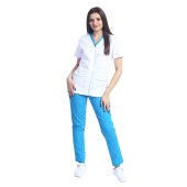 Medicinska obleka, sestavljena iz bele bluze s turkiznim paspolom in turkiznih hlač z elastiko..