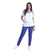 Medicinska obleka, sestavljena iz bele bluze z vijoličnim paspolom in vijoličnih hlač z elastiko..