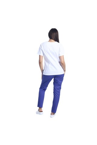 Medicinska obleka, sestavljena iz bele bluze z vijoličnim paspolom in vijoličnih hlač z elastiko