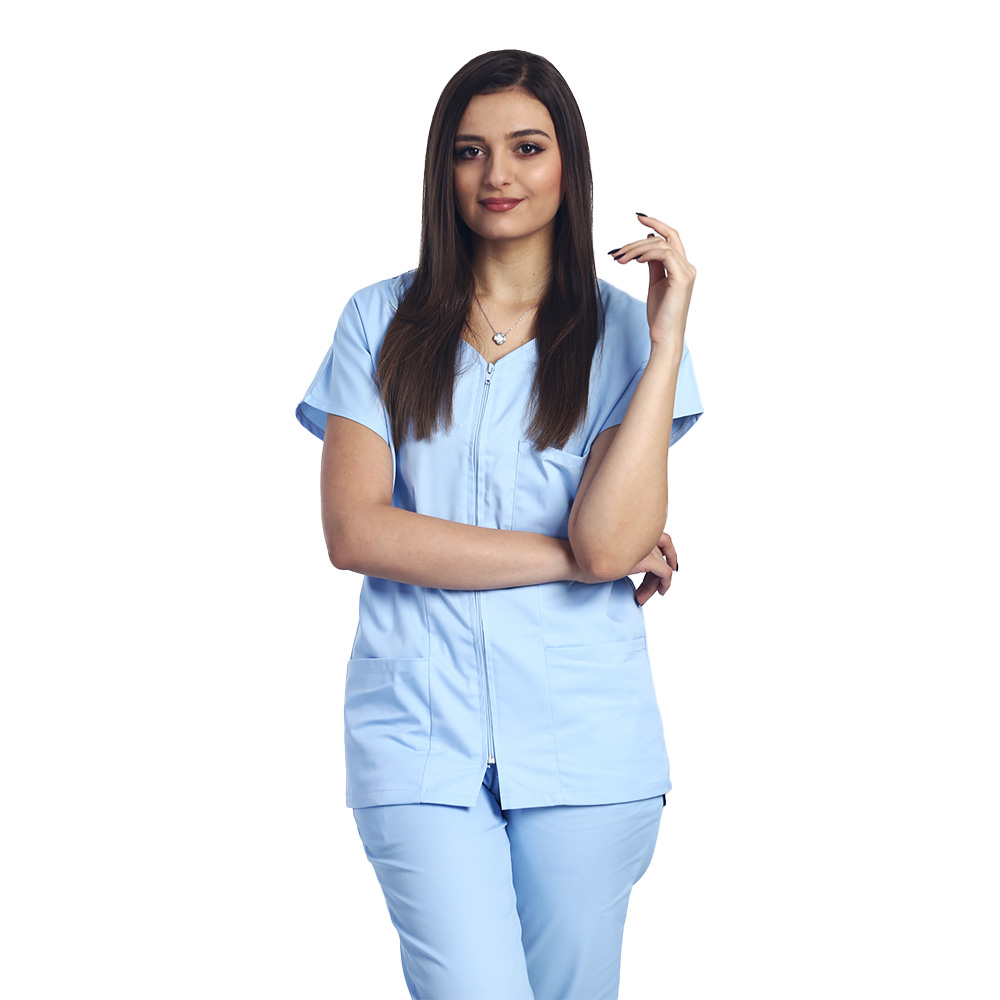 Bleo medicinska obleka z ukrivljeno bluzo z zadrgo, tremi naloženimi žepi in bleo hlačami z elastiko