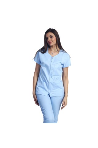 Bleo medicinska obleka z ukrivljeno bluzo z zadrgo, tremi naloženimi žepi in bleo hlačami z elastiko