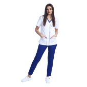 Medicinska obleka, sestavljena iz bele bluze z modrim paspolom in modrih hlač z elastiko..