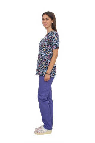 Medicinska obleka Hearts, s puškano bluzo v vijoličnih hlačah z elastiko