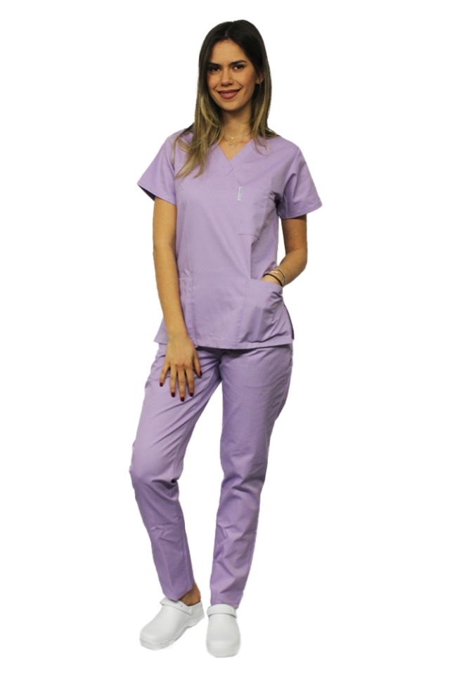 Lila medicinski kombinezon, bluza z V izrezom, tremi žepi in hlače z elastiko
