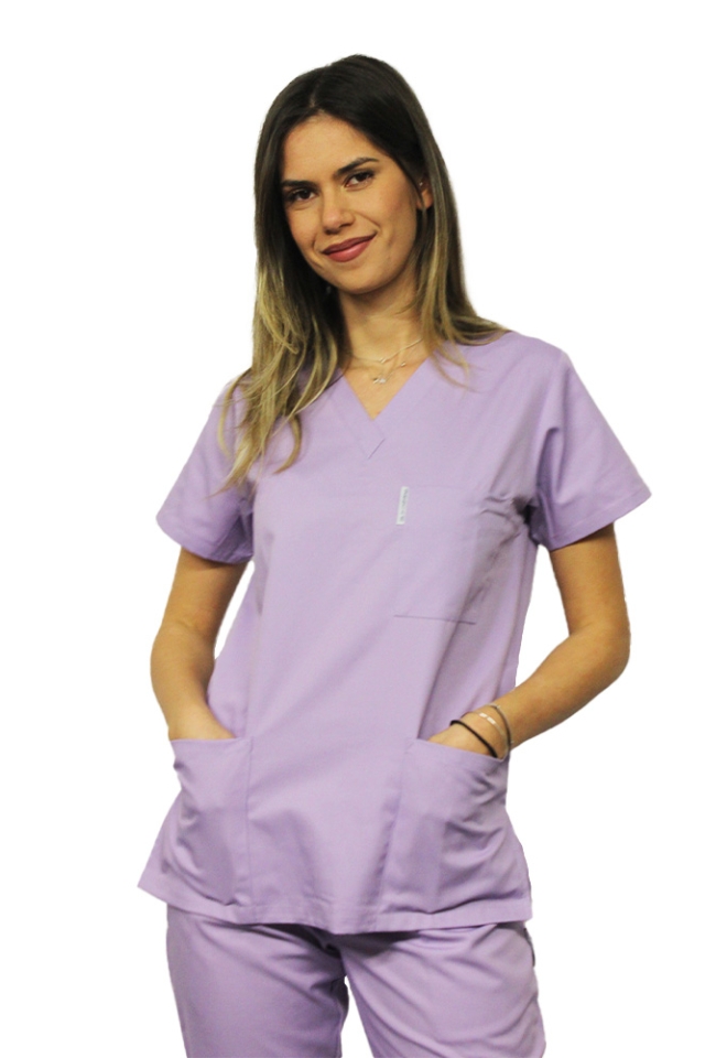 Lila medicinski kombinezon, bluza z V izrezom, tremi žepi in hlače z elastiko