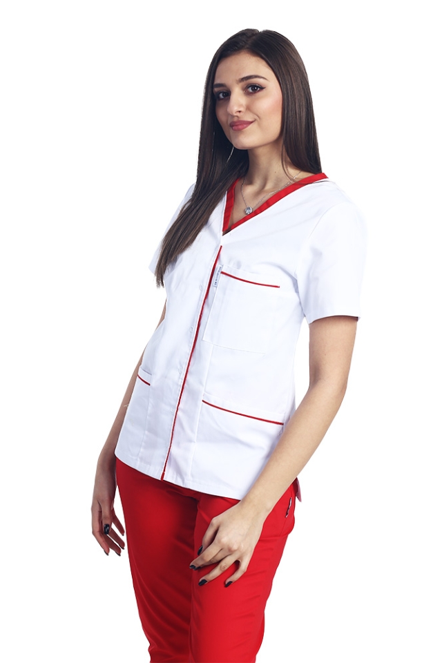Medicinski kombinezon z elastanom, sestavljen iz bele bluze z rdečim robom in rdečih hlač z elastiko