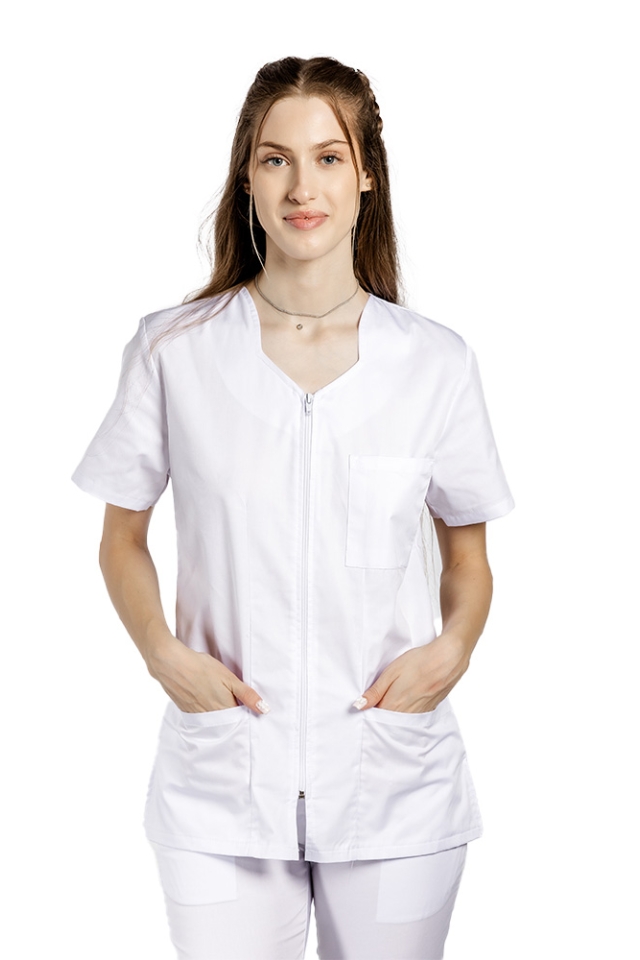 Bela medicinska obleka z bluzo z zavihano zadrgo, tremi žepi in belimi hlačami z elastiko