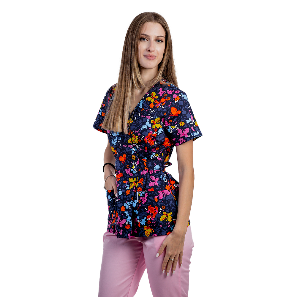 Medicinski kombinezon kimono v obliki metulja, s potiskano bluzo in hlačami z elastiko Medicinski kombinezon kimono v obliki metulja, s potiskano bluzo in hlačami z elastiko