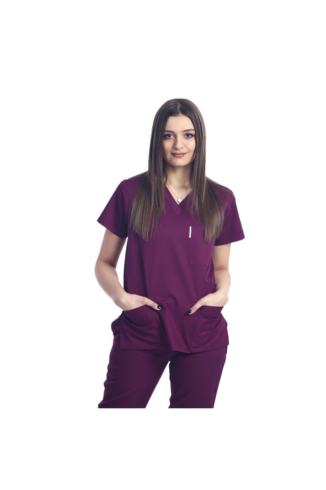 Medicinski kombinezon z V izrezom, bluza z V izrezom, tremi žepi in hlače z elastiko.