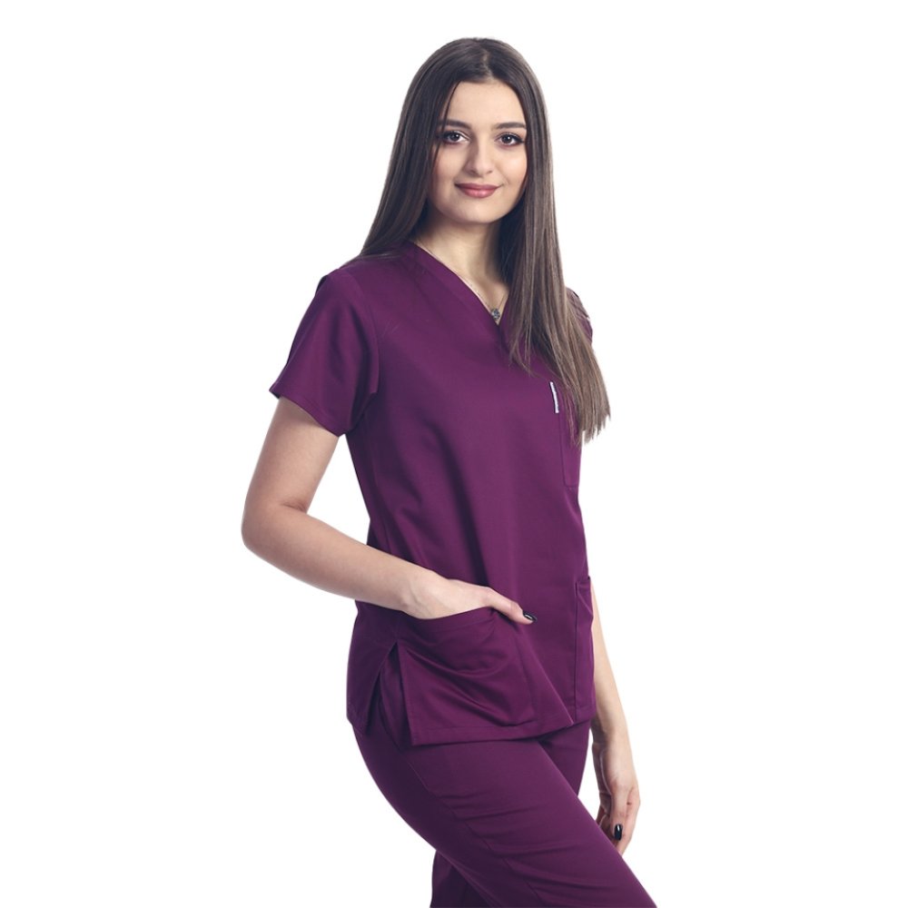 Medicinski kombinezon z V izrezom, bluza z V izrezom, tremi žepi in hlače z elastiko.