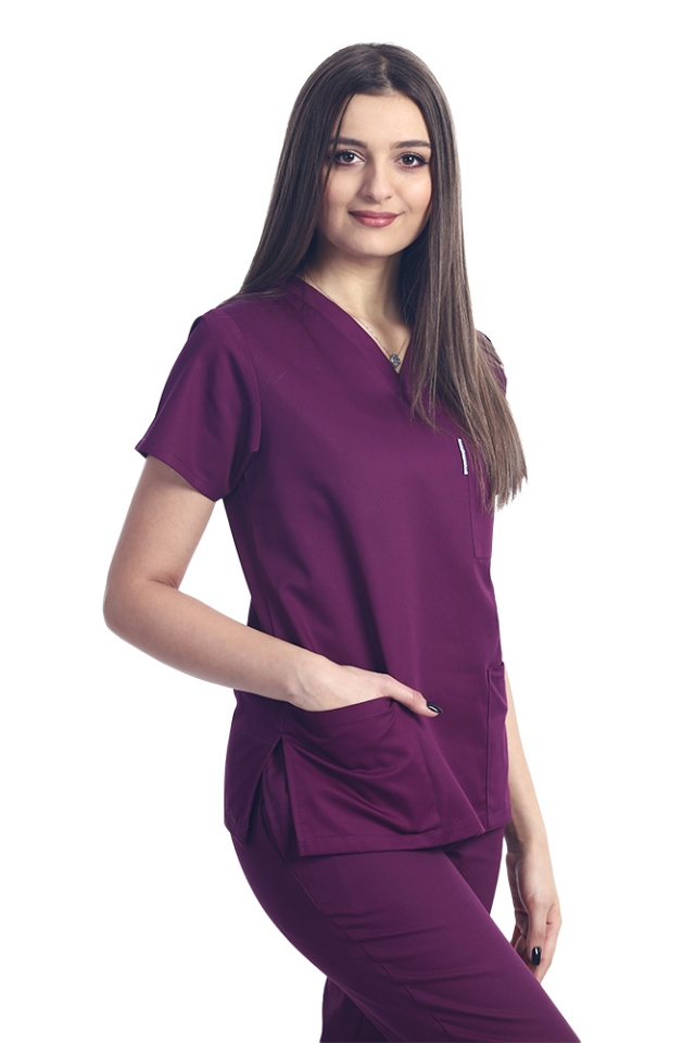 Medicinski kombinezon z V izrezom, bluza z V izrezom, tremi žepi in hlače z elastiko.