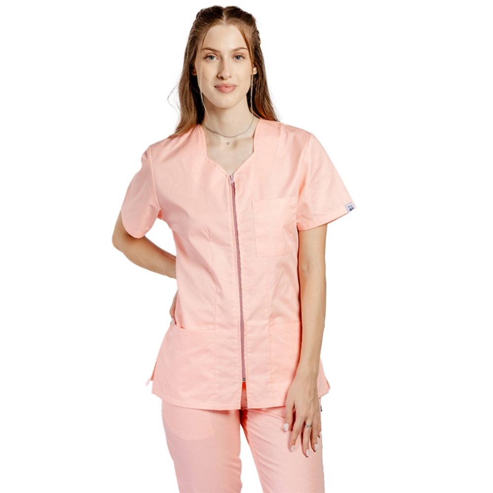 Medicinski kombinezon v barvi breskve z bluzo z zavihano zadrgo, tremi žepi in hlače v barvi breskve z elastiko