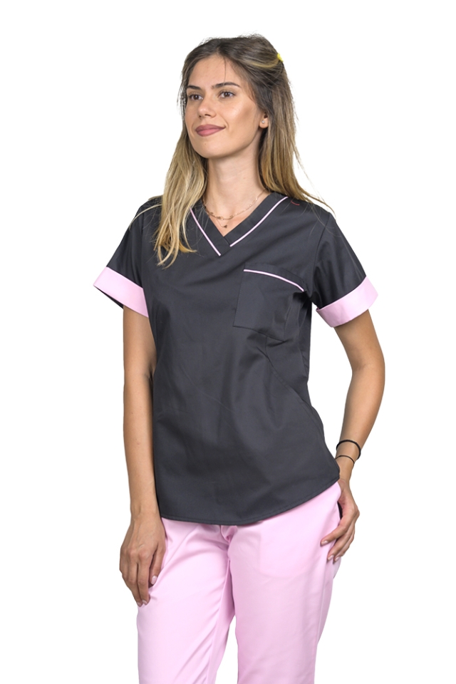 Medicinski kombinezon, sestavljen iz črne bluze s pasovi in bledo rožnatih hlač, model Amani