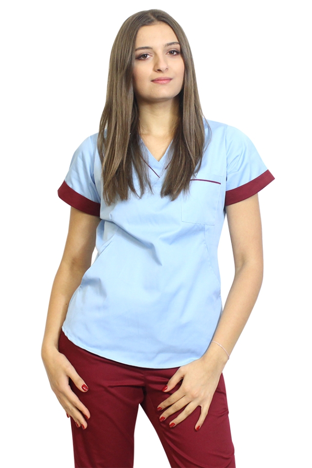 Medicinski kombinezon, sestavljen iz modre bluze z zrnatimi pasovi in modrih hlač, model Amani