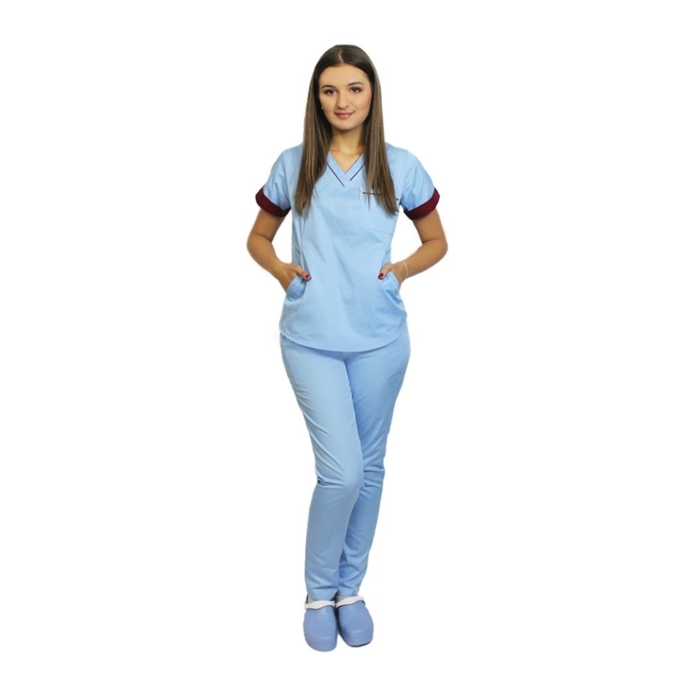 Medicinski kombinezon, sestavljen iz modre bluze z zrnatimi pasovi in modrih hlač, model Amani