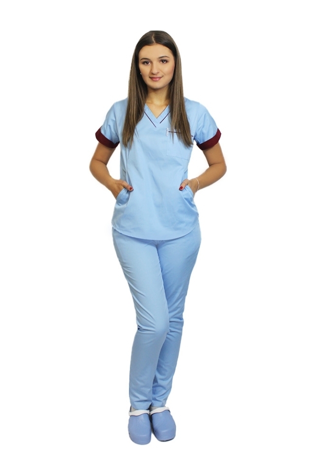 Medicinski kombinezon, sestavljen iz modre bluze z zrnatimi pasovi in modrih hlač, model Amani