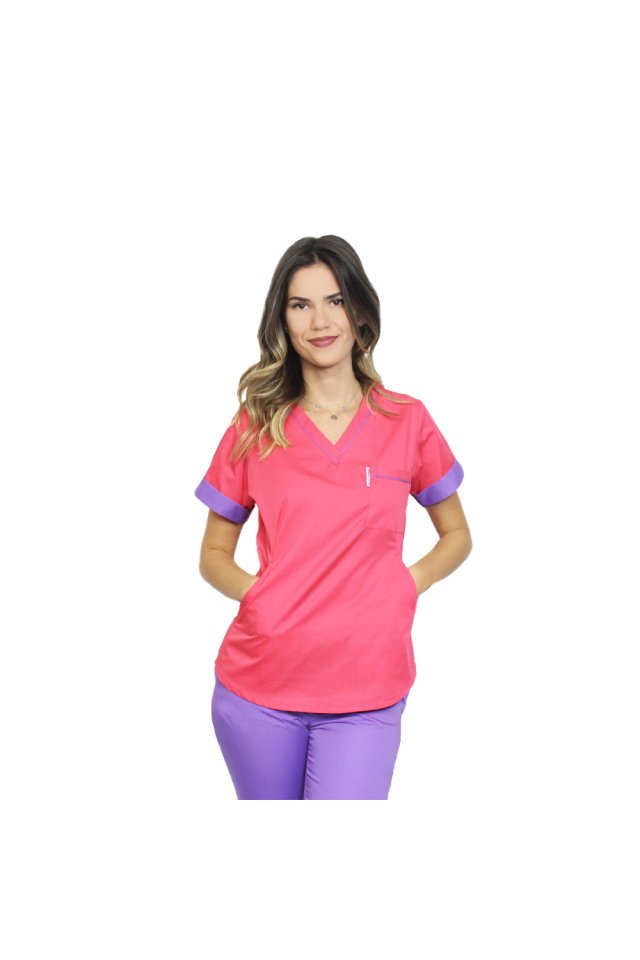 Medicinski kombinezon sestavljen iz ciklamne bluze z vijoličnimi pasovi in hlač, model Amani