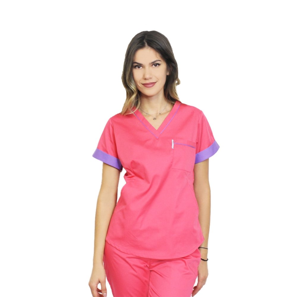Medicinski kombinezon sestavljen iz ciklamne bluze z vijoličnimi pasovi in hlač, model Amani