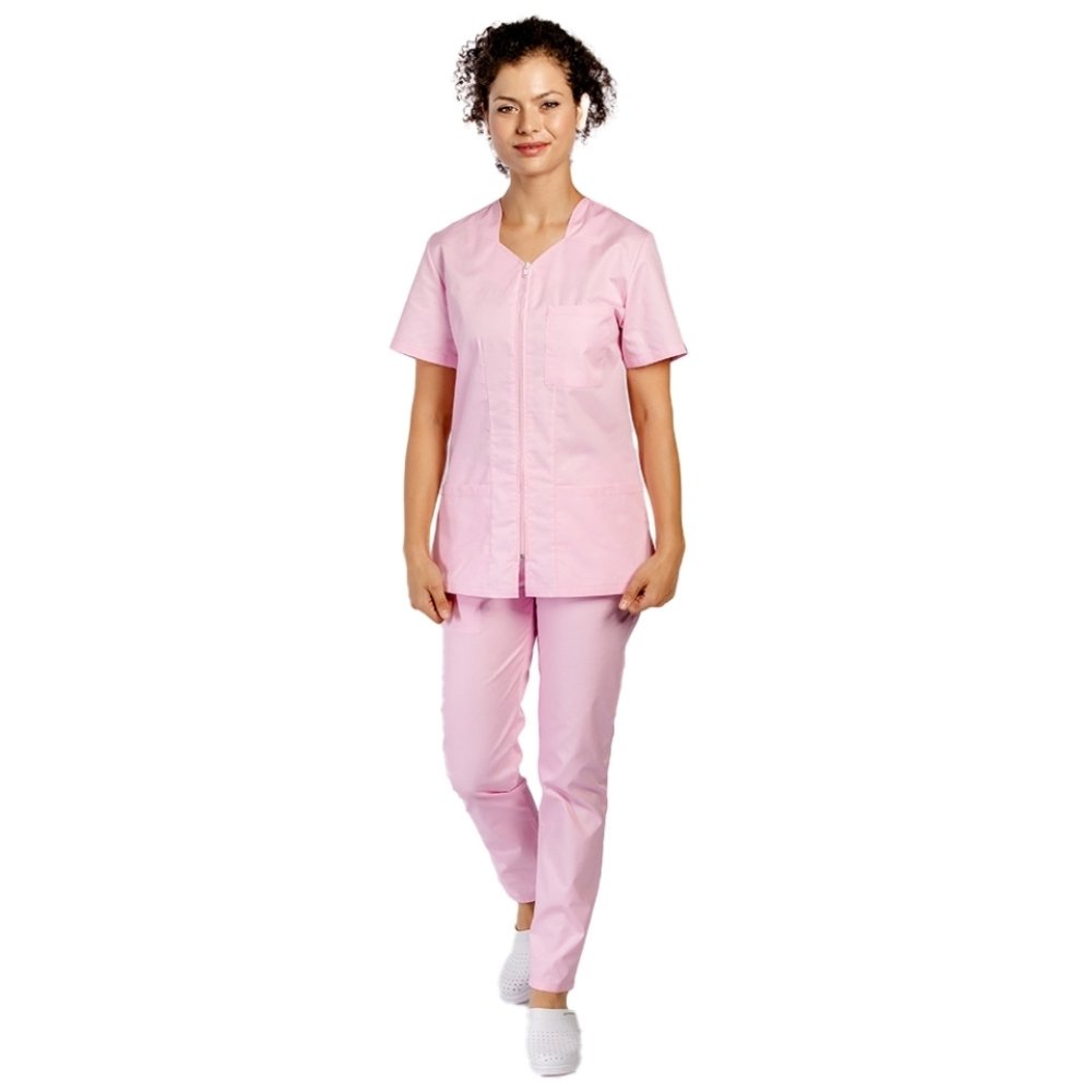 Bledo roza medicinska obleka z elastanom, oprijeta bluza z zadrgo, trije našiti žepi in hlače z vrvico
